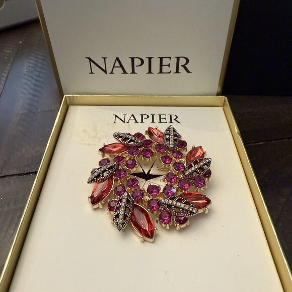 NAPIER Vintage Inspired Wreath Brooch Pin Enamel Rhinestones Pink Holiday New - Picture 1 of 3